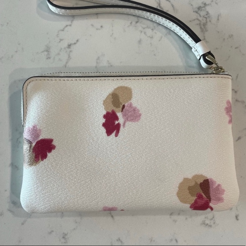 COACH FLORAL TAN WRISTLET-INSIDE HAS 2 CARD SLOTS. GORGEOUS.HOLDS PHONE, ID ETC. - Picture 2 of 4